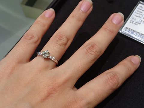 【タカラ貴宝(たからきほう)の口コミ】 真ん中に向けて絞られたデザインなので、真ん中のダイヤモンドが大きく見…