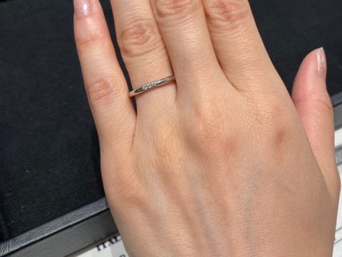 【ティファニー(Tiffany & Co.)の口コミ】 3石の小粒なダイヤが隣り合わせに並んだ、プラチナの指輪です。細めのリン…