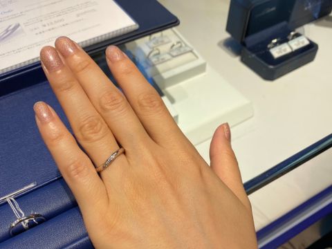 【銀座ダイヤモンドシライシの口コミ】 結婚指輪は毎日着けるものなので、どんなファッションにも合うようにシン…