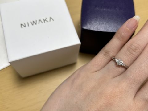 【俄(にわか)の口コミ】 左右のダイヤモンドが中心のダイヤモンドを際立たせるような可愛らしくも…