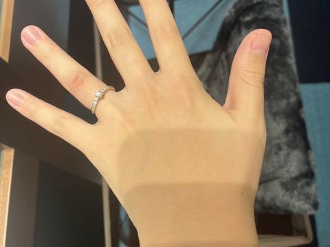 【銀座ダイヤモンドシライシの口コミ】 中心のダイヤモンドを目立たせたいという希望に加え、周りにもキラキラし…