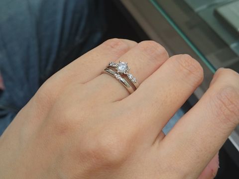 【アイプリモ(I-PRIMO)の口コミ】 左右のメレダイヤが、中央に向けてサイズグラデーションになっているので…