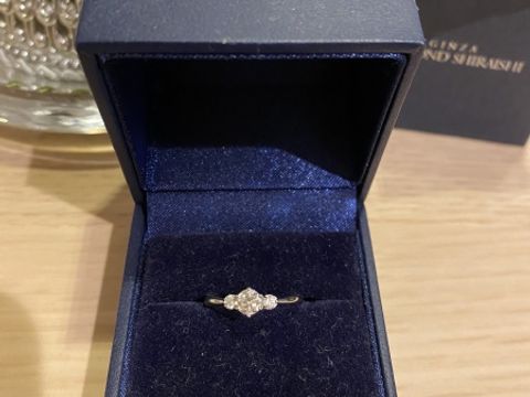 【銀座ダイヤモンドシライシの口コミ】 メインのダイヤの横に二つ小さなダイヤがついているので、非常に華やかに…