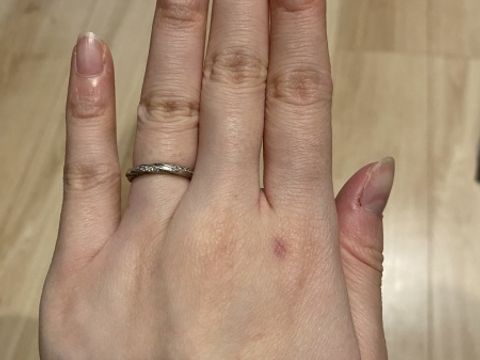 【エクセルコダイヤモンド(EXELCO DIAMOND)の口コミ】 結婚指輪っぽさがありつつも、キラキラしている指輪を希望しており、この…