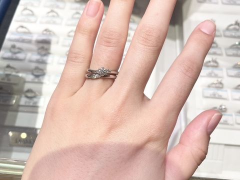 【銀座ダイヤモンドシライシの口コミ】 結婚指輪と婚約指輪を重ね付けしたいが、重ねた時にボリューム感があるの…