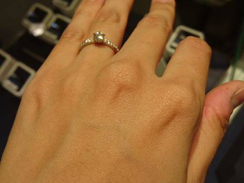 【ROYAL ASSCHER(ロイヤル・アッシャー)の口コミ】 ダイヤモンドが敷き詰められたエタニティデザインなので、人目を惹くゴー…