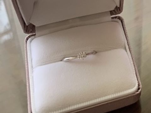 【ジュエリーツツミ(JEWELRY TSUTSUMI)の口コミ】 指輪のデザインはザ王道の一粒ダイヤのシンプルなリングです。結婚指輪と…
