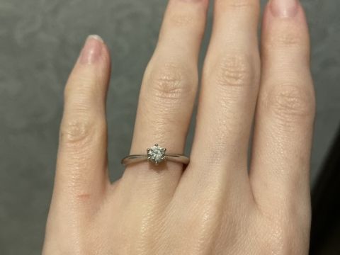 【銀座ダイヤモンドシライシの口コミ】 シンプルかつ華奢で繊細な指輪です。
私は手の大きさが、子供みたいと言わ…