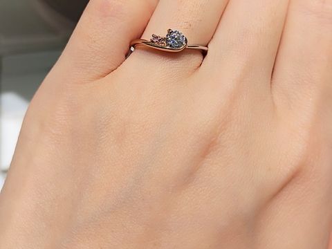 【アイプリモ(I-PRIMO)の口コミ】 婚約指輪は少し個性的でありながらもちょっとしたお出かけにもしていける…
