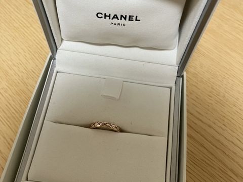 【シャネル(CHANEL)の口コミ】 デザイン的にはシンプルなものですが、重ね付けしても綺麗ですし、他の指…