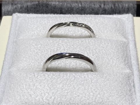 【LUCIE(ルシエ)の口コミ】 ウェーブになっている婚約指輪との相性が抜群でした！
婚約指輪はウェーブ…