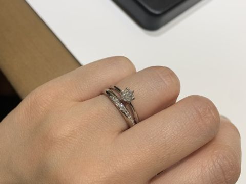 【ラザール ダイヤモンド(LAZARE DIAMOND)の口コミ】 色んな指輪を試着してきましたが、
付け心地も良く、何よりダイヤモンドの…