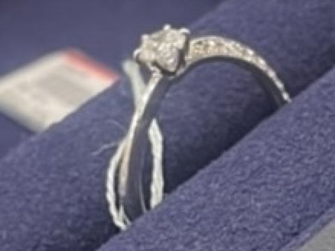 【PORTADA(ポルターダ)の口コミ】 ひねりが強いS型のリングです。メインの石のサイドにもキラキラした装飾が…