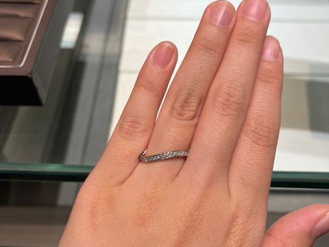 【アイプリモ(I-PRIMO)の口コミ】 指が綺麗に見えるウェーブのデザインであり、ウェーブにそって綺麗にダイ…