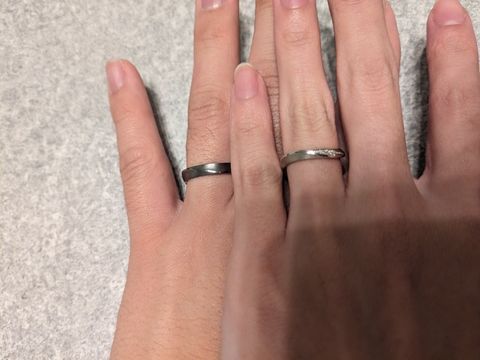 【FUJISHIMA JEWELRY(フジシマジュエリー)の口コミ】 二人の繋がりを感じるデザインにしたく、指輪に一周繫がっているラインを…