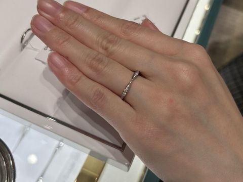 【シャネル(CHANEL)の口コミ】 カメリアコレクションのハーフエタニティリングで、上から見るとお花の形…