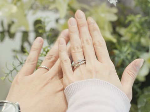 【PILOT BRIDAL(パイロットブライダル)の口コミ】 シンプルながら、女性用の方にはダイヤが入っていてキラキラしており、華…