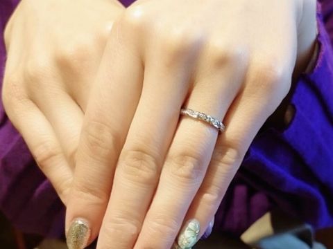 【ショーメ(CHAUMET)の口コミ】 8石のハーフエタニティです。一石一石が輝くため華やかさがあります。指輪…