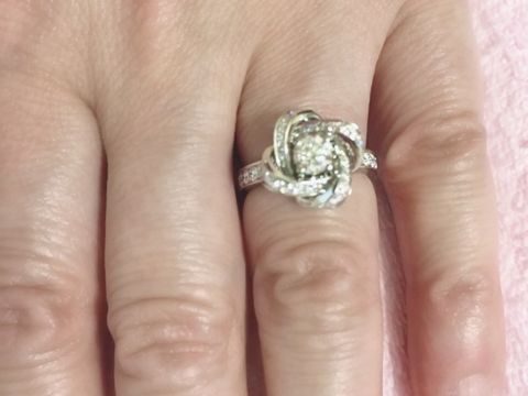 【ブシュロン(BOUCHERON)の口コミ】 芍薬をイメージしたデザインです。中央のダイヤモンド一石を囲むようにパ…