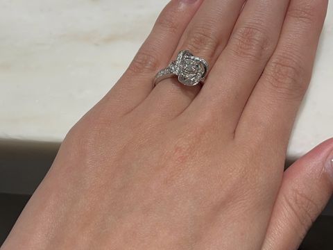 【ブシュロン(BOUCHERON)の口コミ】 圧倒的な華やかさで、1度つけると虜になります。
高さもあって、指に花が…