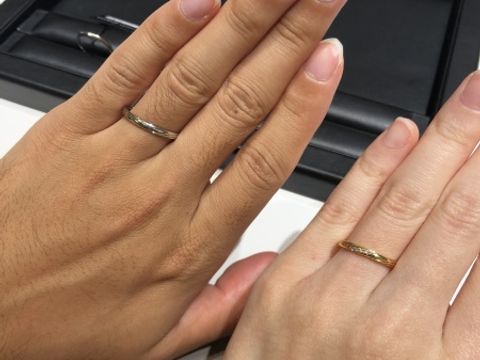 【ラザール ダイヤモンド(LAZARE DIAMOND)の口コミ】 シンプルなストレートの指輪を探していました。私がゴールド、彼がプラチ…