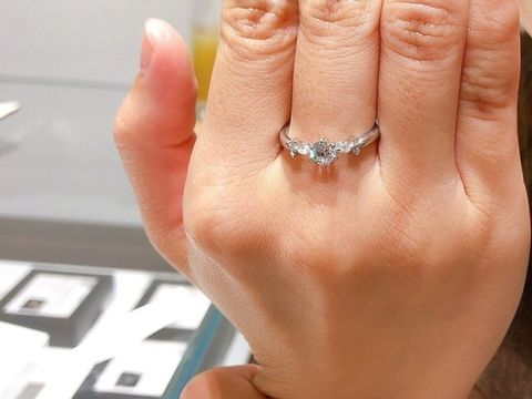 【ROCCA(ロッカ)の口コミ】 デザインが個性的でかわいかったので試着しました。むちっとした私の指に…