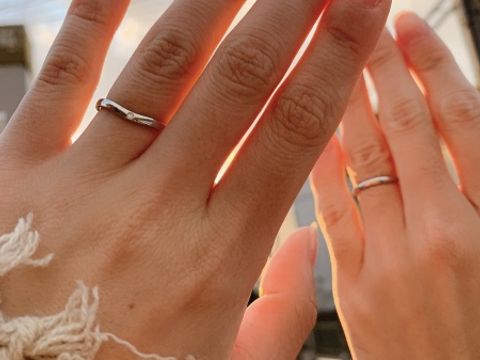 【カルティエ(Cartier)の口コミ】 女性用結婚指輪の形がカーブ状になっており、ダイヤのついた婚約指輪と干…