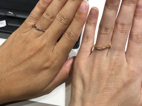 【ラザール ダイヤモンド(LAZARE DIAMOND)の口コミ】 V字ラインの指輪を探していて試着させていただきました。少しねじりのある…