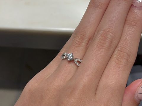 【ブシュロン(BOUCHERON)の口コミ】 定番のダイヤ1粒のエンゲージリングに近いですが、アームの部分が素敵で、…