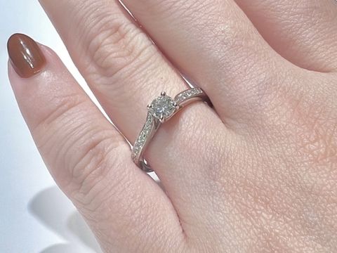 【ラザール ダイヤモンド(LAZARE DIAMOND)の口コミ】 指輪自体はストレートでもウェーブの入ったデザインに惹かれました。アー…