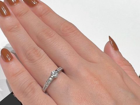 【ラザール ダイヤモンド(LAZARE DIAMOND)の口コミ】 大人っぽいデザインで歳を重ねても愛用できると思いました。アームの太さ…