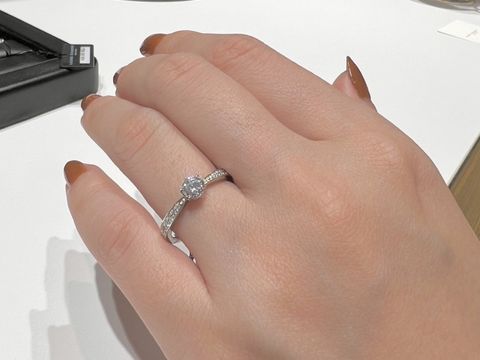 【ラザール ダイヤモンド(LAZARE DIAMOND)の口コミ】 アームにもダイヤがついていて中心に向かって細くなるデザインが真ん中の…