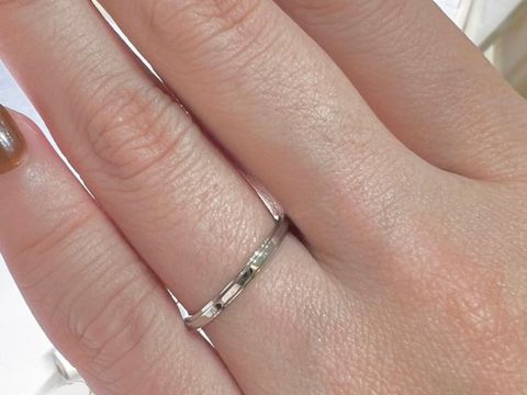 【カルティエ(Cartier)の口コミ】 シンプルながらも少しデザインのあるものが気に入り試着しました。写真で…