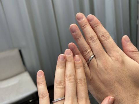 【アイプリモ(I-PRIMO)の口コミ】 素材はゴールドも試着しましたが、プラチナから選びました。女性の方はダ…