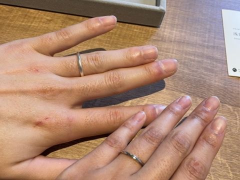 【atelier CraM(アトリエ クラム)の口コミ】 一本ねじれラインが入っているけど、シンプルな点を彼がかなり気に入りま…