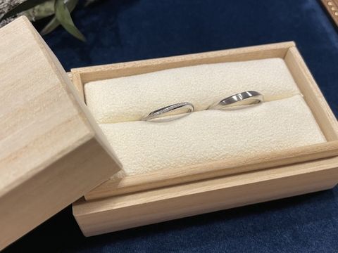 【atelier CraM(アトリエ クラム)の口コミ】 レガーメのデザインをベースに、男性のものは表面の一面にヘアラインかこ…