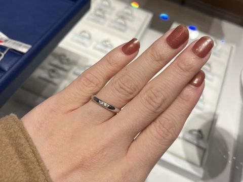 【銀座ダイヤモンドシライシの口コミ】 シンプルなデザインの指輪が多いイメージです。仕事中でも気にすることな…
