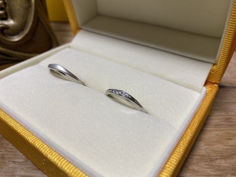 【ケイウノ ブライダル(K.UNO BRIDAL)の口コミ】 内側にデザイナーさんが描いてくださったイラストと、入籍日を彫っていた…