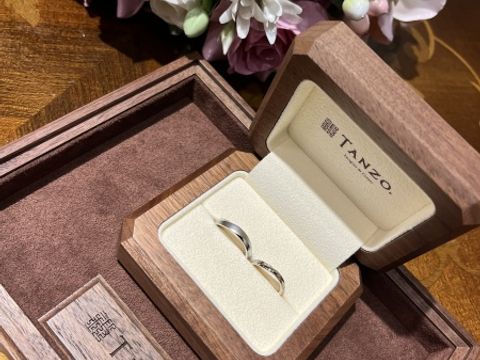 【TANZO.(鍛造指輪)の口コミ】 自分の好みの色とデザインを形にしてもらいました。
夫婦で全く同じではな…