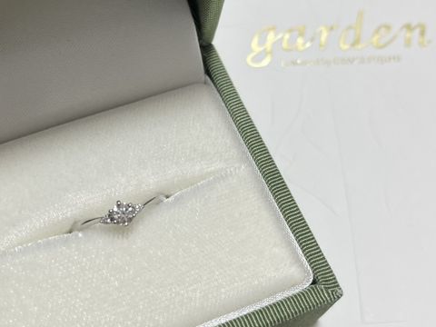 【LAPAGE(ラパージュ)の口コミ】 ほんのりV字のデザインになっていて、ゆるやかな曲線が女性らしく指もすっ…