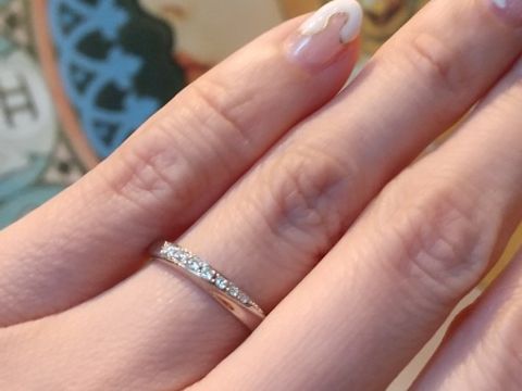 【4℃ BRIDAL(ヨンドシーブライダル)の口コミ】 RAY OF LIGHT 光の道 シンプルだけど存在感あります。ダイヤモンドがとっ…