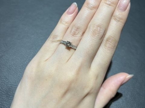 【ヴァン クリーフ＆アーペル(Van Cleef & Arpels)の口コミ】 センターダイヤの両サイドにメレダイヤが装飾されており、とてもキラキラ…