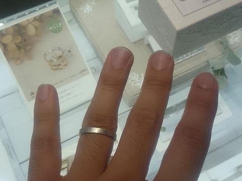 【JEWELRY  KAMATA(ジュエリーかまた)の口コミ】 ざらざらとした表面処理にすることによって独特な光り方をしているのが印…