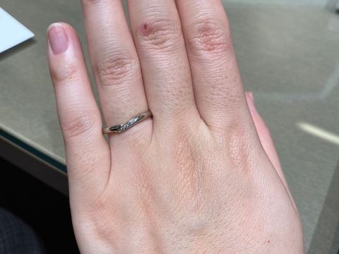 【アイプリモ(I-PRIMO)の口コミ】 V字のフォルムが先に受け取っていた婚約指輪とって重ね付けしたときに綺麗…