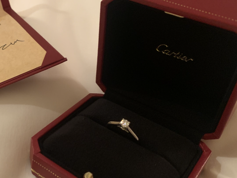 【カルティエ(Cartier)の口コミ】 婚約指輪といえば、ダイヤが一粒輝くこの形！と思っており、彼と付き合っ…