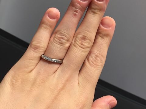 【銀座ダイヤモンドシライシの口コミ】 ストレートリングでありながらもメレダイヤが緩いVラインになっているので…