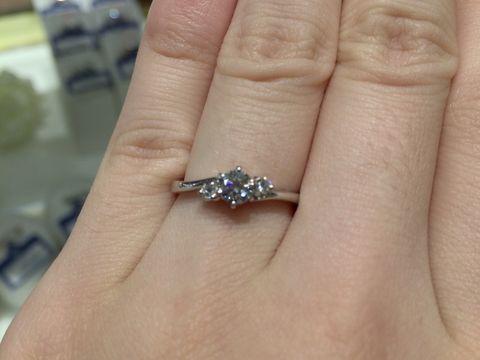 【YUKIZAKI BRIDAL(ユキザキブライダル)の口コミ】 サイドにも石が入っているものを探している中で探しました。この指輪はつ…