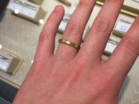 【JEWELRY  KAMATA(ジュエリーかまた)の口コミ】 ツブツブの模様が入ったクラシカルな指輪。相手がゴールドが良いとの事だ…