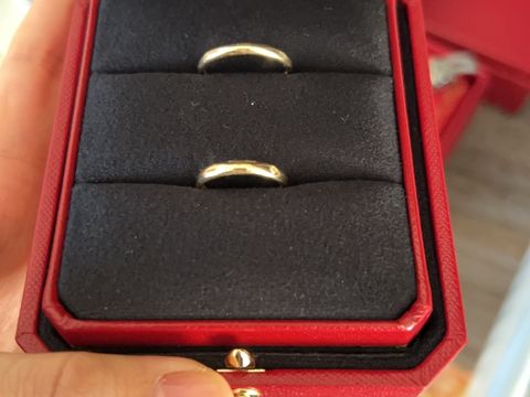 【カルティエ(Cartier)の口コミ】 1895ウェディングリングにしました。
カルティエの婚約指輪を貰い、結婚指…