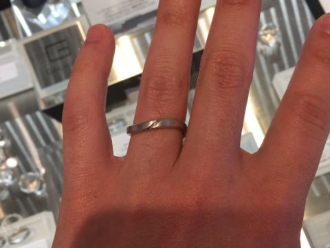 【JEWELRY  KAMATA(ジュエリーかまた)の口コミ】 ゆるいカーブがかかった結婚指輪でした。表面が平らになっていたので、ど…